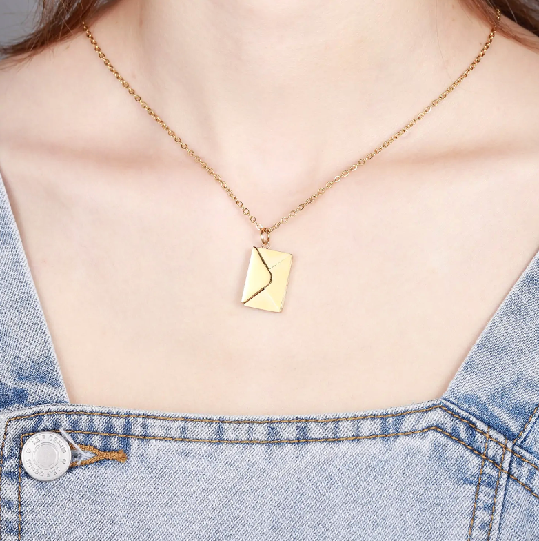 Collana in acciaio con ciondolo a busta